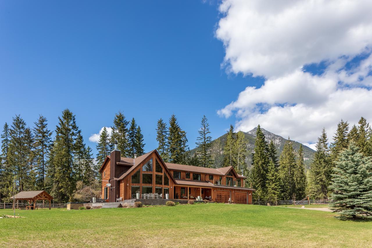 Home Lodge Golden Exterior photo